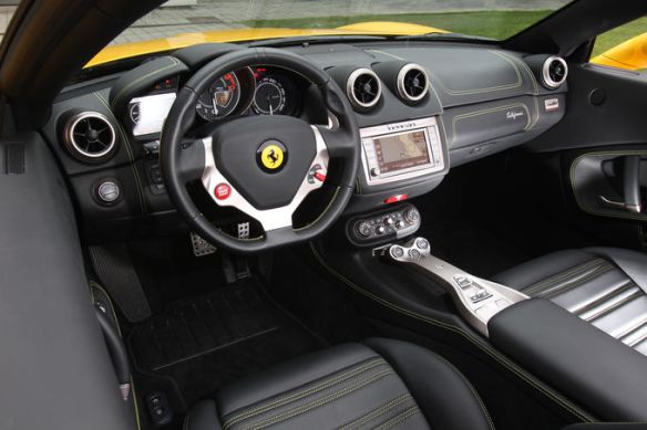 Ferrari-California-Cockpit-Lenkrad-fotoshowImage-6e6366fe-588457